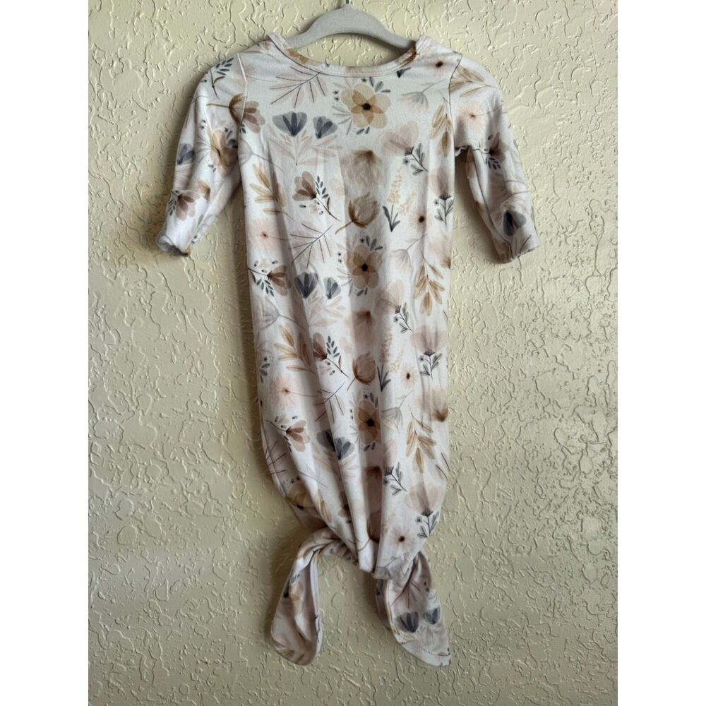 Caden Lane Knotted Gown Neutral Floral Henley Newborn 0-3 Months - Picture 2 of 7